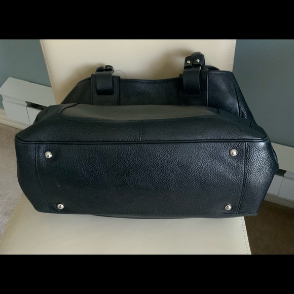 Beautiful Salvatore Ferragamo Leather Handbag - Picture 3 of 6